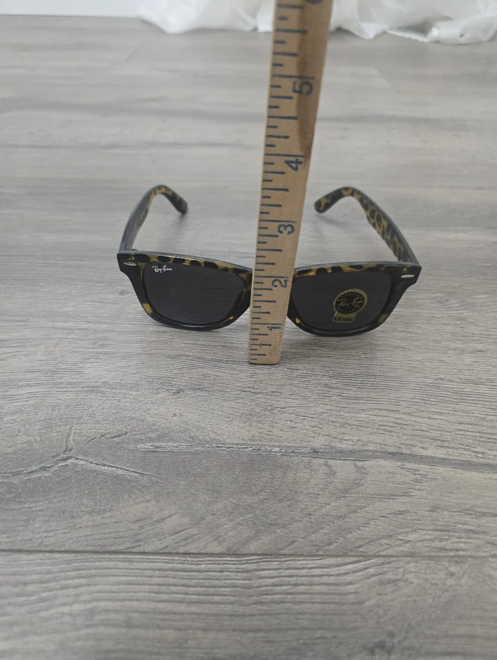 Ray-Ban RB2140 Original Wayfarer Classic, featuring a distinct Havana tortoise